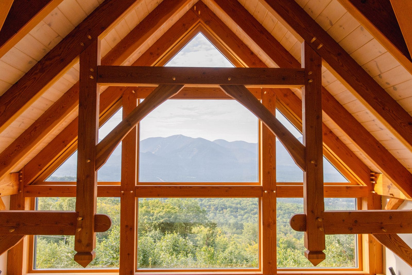 Holzinterieur mit grossen Fenstern und Bergblick